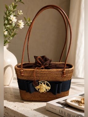 LISA LERCH BOSOM BUDDY BAGS ATA GRASS GOLD BEE DESIGN SHOULDER BAG RESORT CHIC